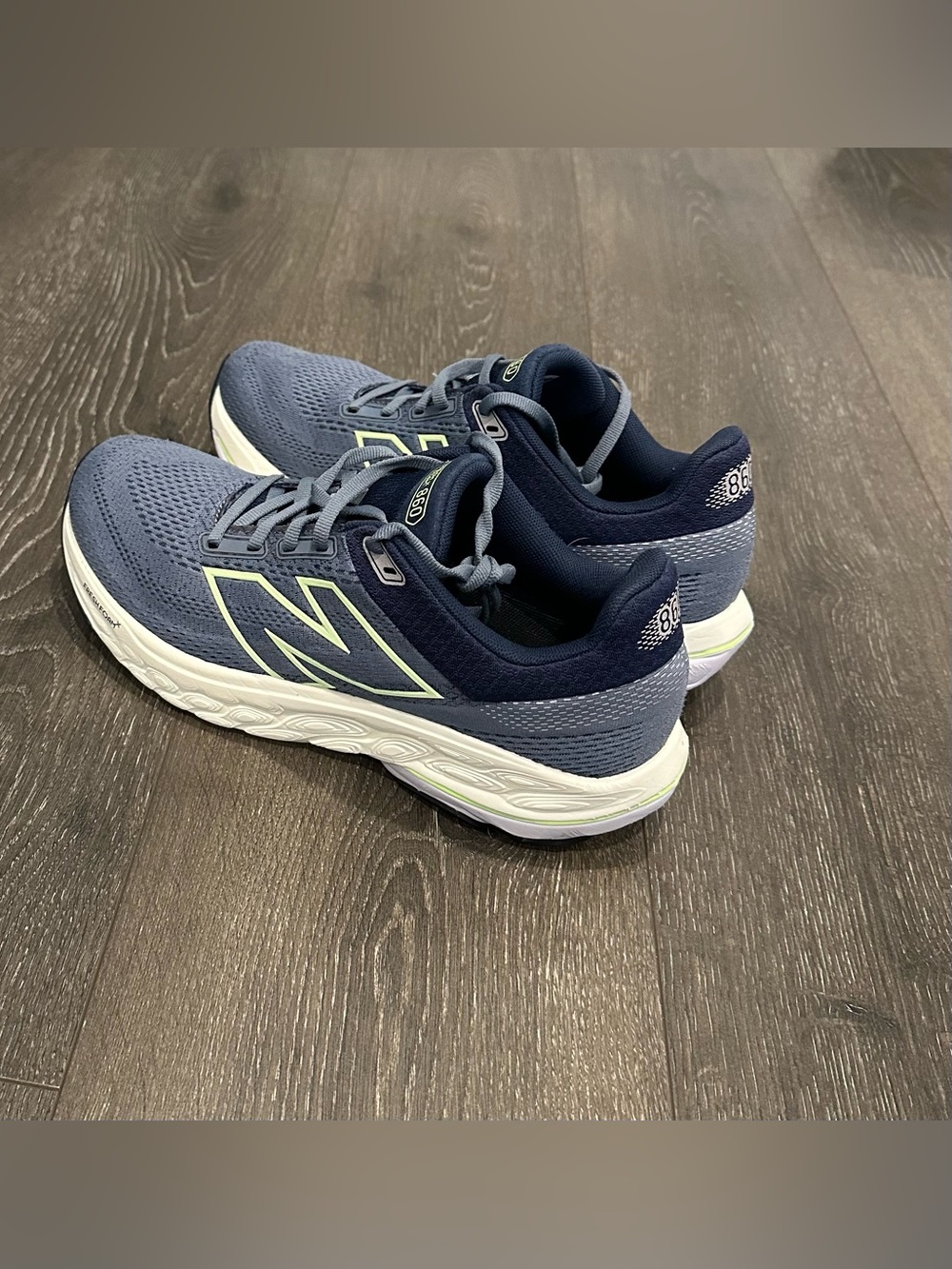 New Balance 860 woman’s Grey \White Light Green Athletic Running Shoes size 9.5